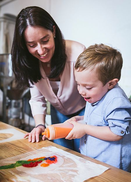 Descubre cómo se hace una hoja de papel artesanal!